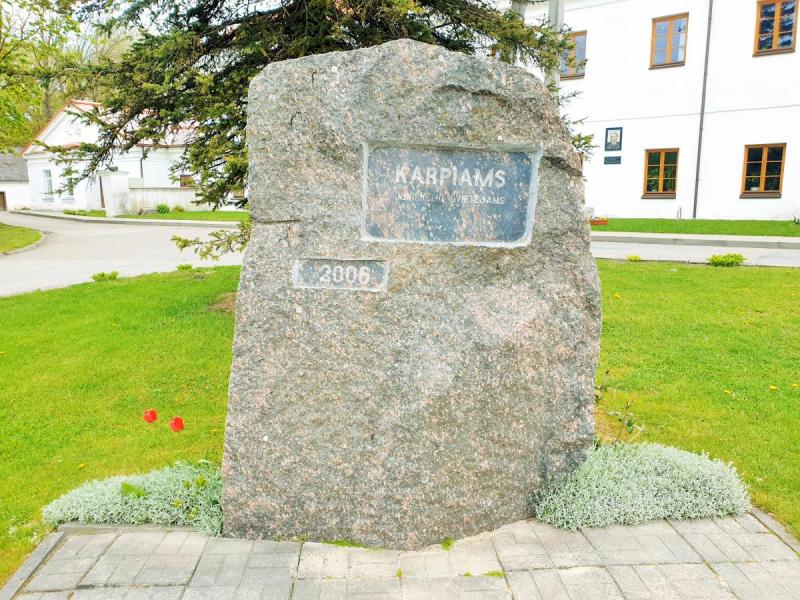 Paminklinis akmuo dvarininkams Karpiams Joniškėlyje