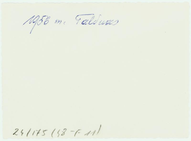 Jonas Mikelinskas minioje žmonių traukinių stotyje. Talinas, 1956 m.