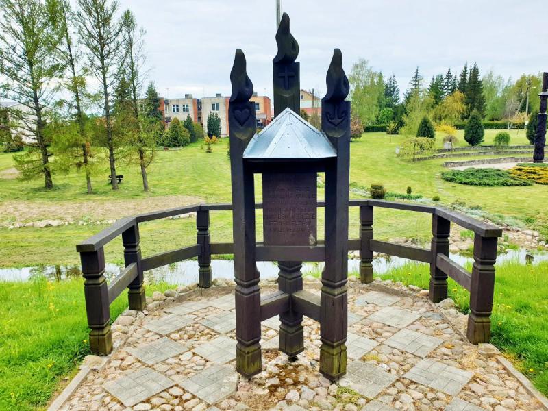 Skulptūra 1957 m. trispalvę iškėlusių mokinių žygdarbiui atminti Joniškėlyje