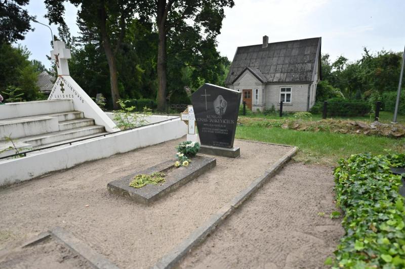 Kunigo Jono Jaskevičiaus kapas Pušaloto miestelio kapinėse