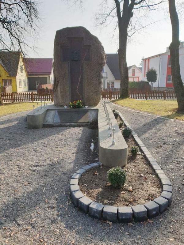 Paminklas tremties aukoms Pasvalio miesto senosiose kapinėse