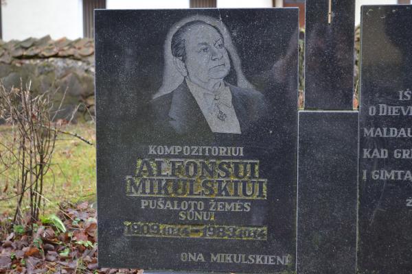Paminklas kompozitoriui Alfonsui Mikulskiui Pušalote