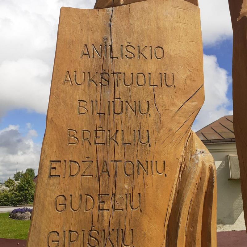 Koplytstulpis išnykusiems kaimams Vaškų miestelyje, Vaškų seniūnijoje