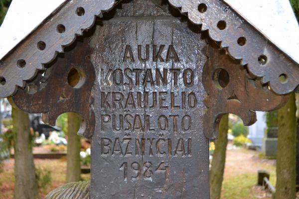 Stogastulpis Pušaloto bažnyčios šventoriuje