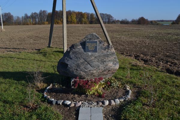 Paminklinis akmuo Vileišių kaimui ir jame 1926–1964 m. veikusiai mokyklai atminti