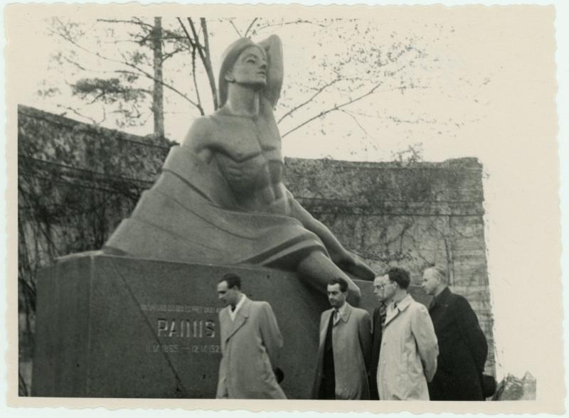 Jonas Mikelinskas grupėje žmonių. Ryga, 1956 m.