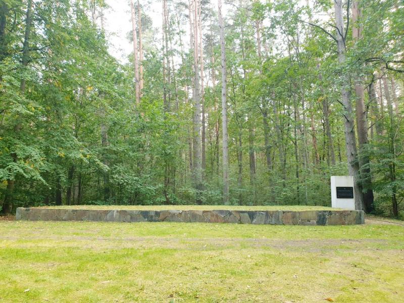 Memorialas holokausto aukoms atminti Žadeikių miške
