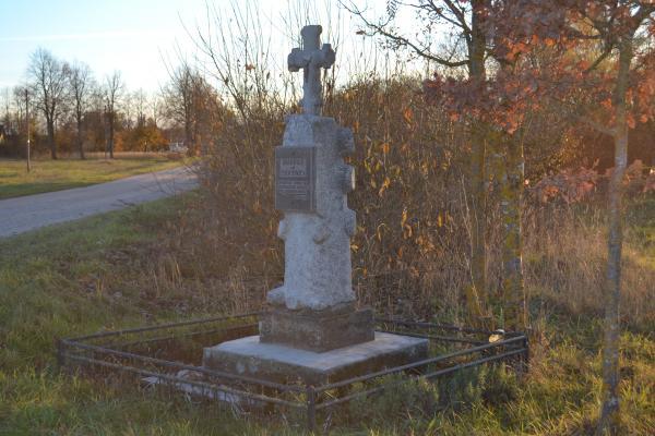 Mikėnų kaimo pavasarininkų kryžius šalia kelio Mikėnai–Mažionys