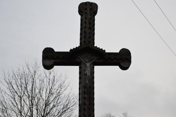 Kryžius prie buvusios Filomenos Marozienės sodybos, Pušaloto miestelyje