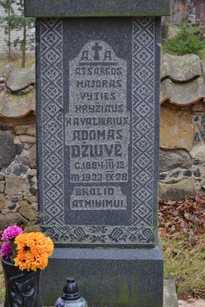 Atsargos majoro, Vyties Kryžiaus kavalieriaus Adomo Džiuvės kapas Švobiškio bažnyčios šventoriuje