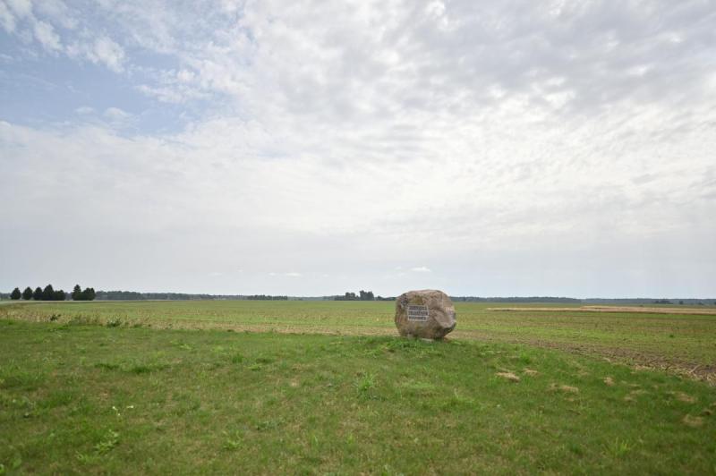 Paminklinis akmuo senosioms Vilkiškių kapinėms Vilkiškių kaime, Pumpėnų seniūnijoje