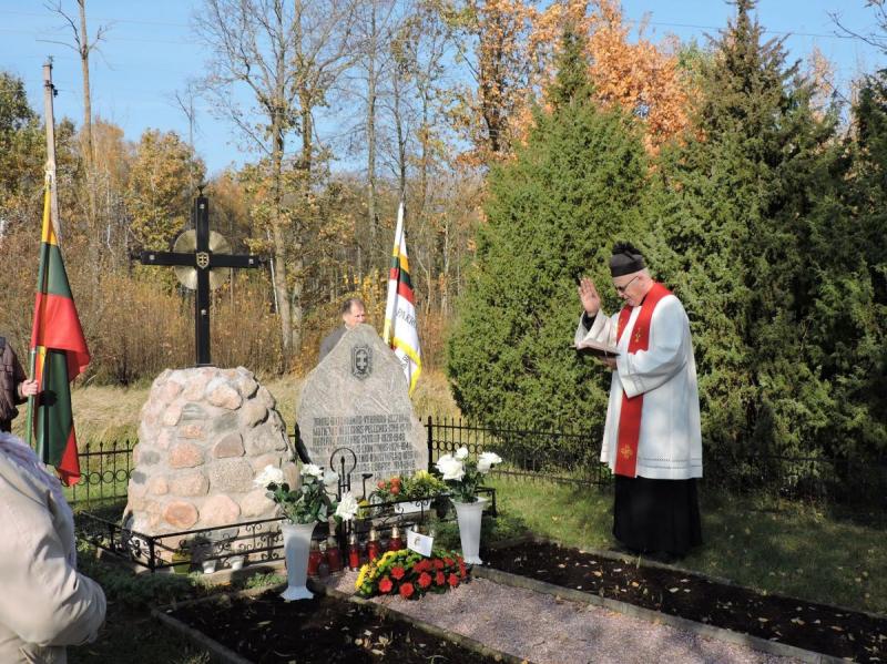 Kryžius partizanų atminimo vietoje, Austakynės kaime, Joniškėlio apylinkių seniūnijoje, Pasvalio rajone