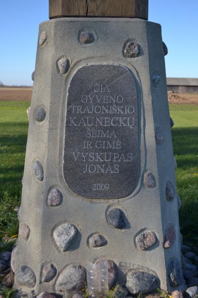 Kryžius-koplytstulpis Kauneckų šeimai ir Trajoniškio kaimo žmonėms