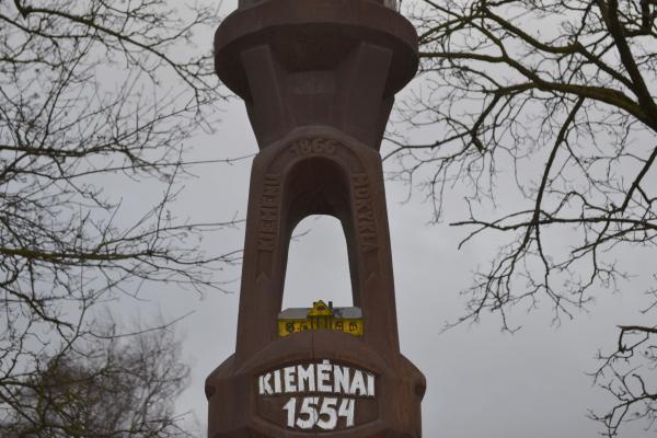 Koplytstulpis Kiemėnų mokyklos 125-mečiui