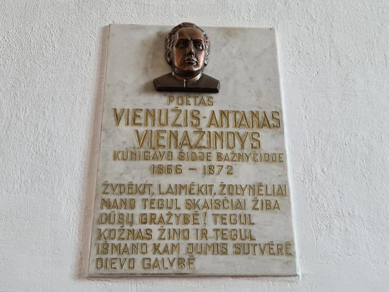 Atminimo paminklai kunigui, poetui, knygnešiui Antanui Vienažindžiui Krinčine