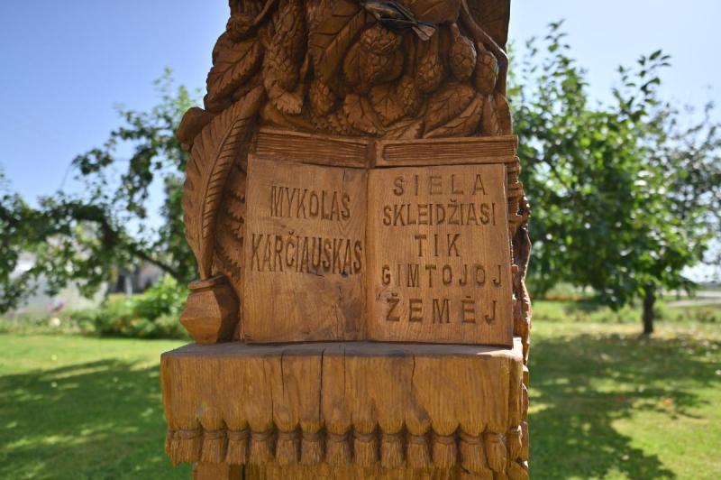 Stogastulpis rašytojui Mykolui Karčiauskui gimtojoje sodyboje, Žvirgždės kaime, Krinčino seniūnijoje