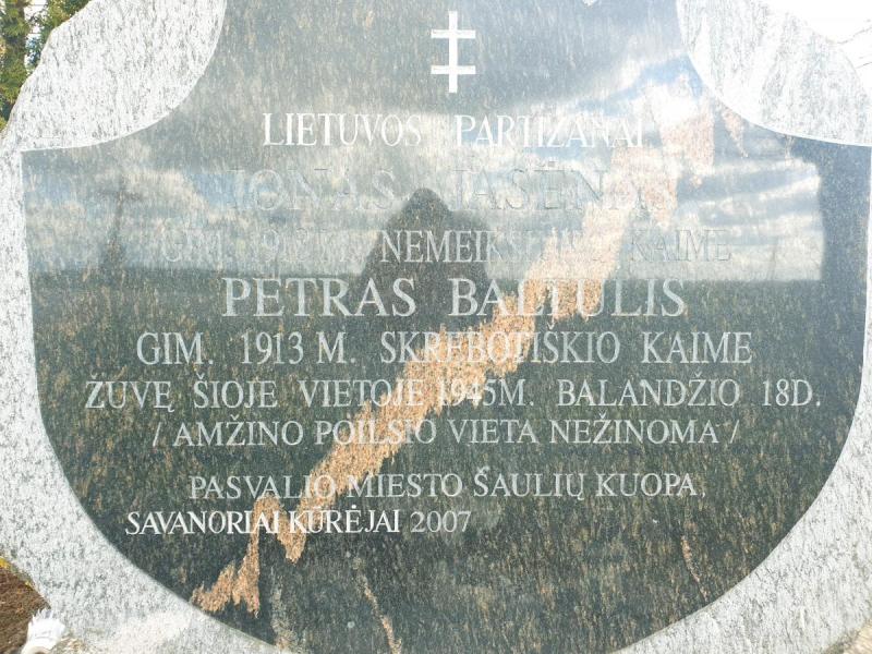 Paminklas Medinių kaimo partizanams