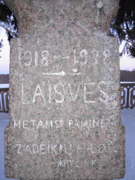 Kryžius ,,1918–1938 Laisvės metams paminėti“ Žadeikėlių kaimo kapinėse
