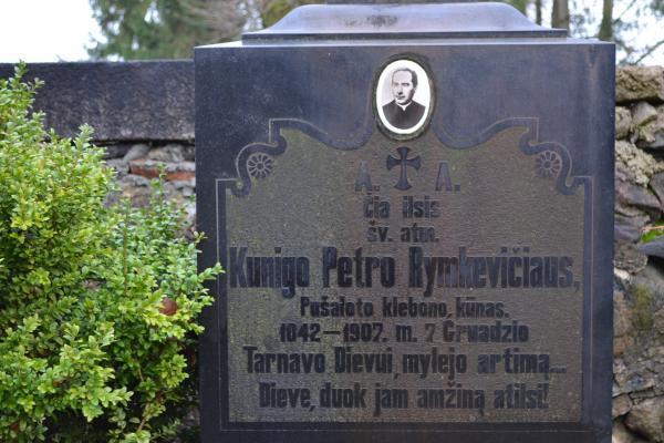 Kunigo Petro Rimkevičiaus kapas Pušaloto bažnyčios šventoriaus kapinėse