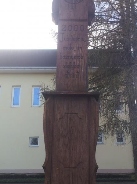 Kryžius Grūžių Švč. Mergelės Marijos bažnyčios šventoriuje