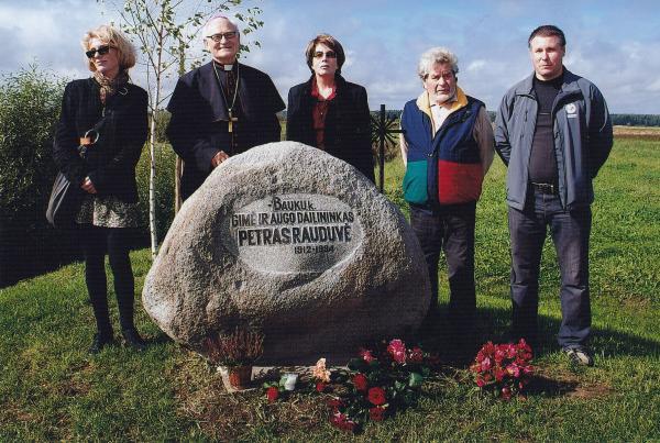 Paminklinis akmuo dailininkui Petrui Rauduvei