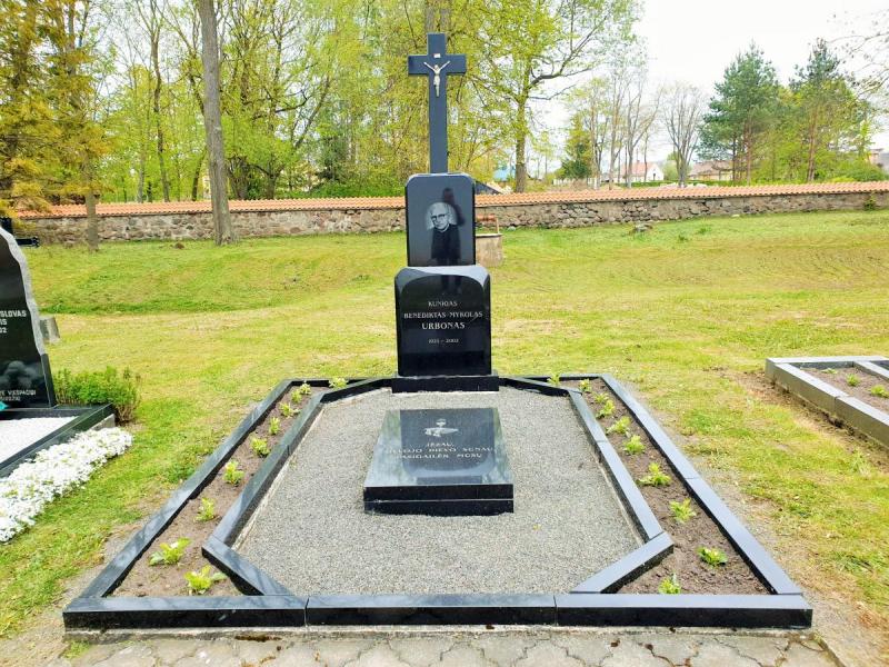 Kunigo Benedikto-Mykolo Urbono kapas Joniškėlio bažnyčios šventoriuje