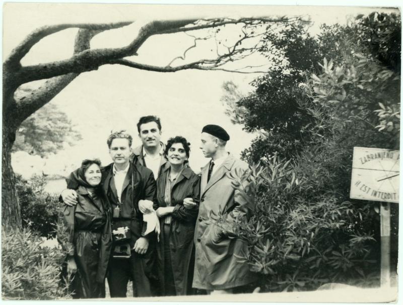 Jonas Mikelinskas (dešinėje), Paulė Mikelinskaitė (ketvirta iš kairės) ir kiti asmenys. Jugoslavija, 1964 m.