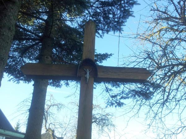 Kryžius Onos Laurišonienės sodyboje, Nairių kaime