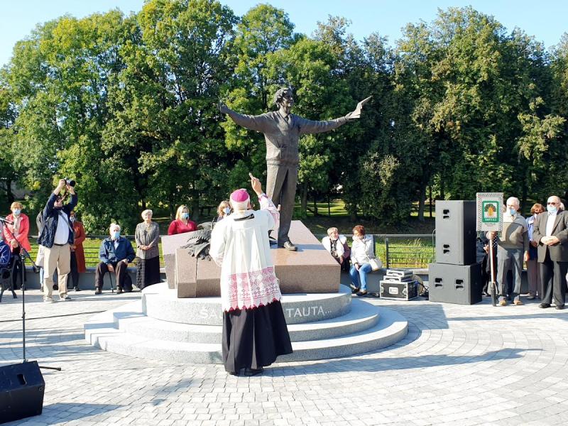 Paminklas poetui Bernardui Brazdžioniui aikštelėje prie Svalios ir Lėvens upių santakos, Nepriklausomybės gatvės pradžioje, Pasvalio mieste