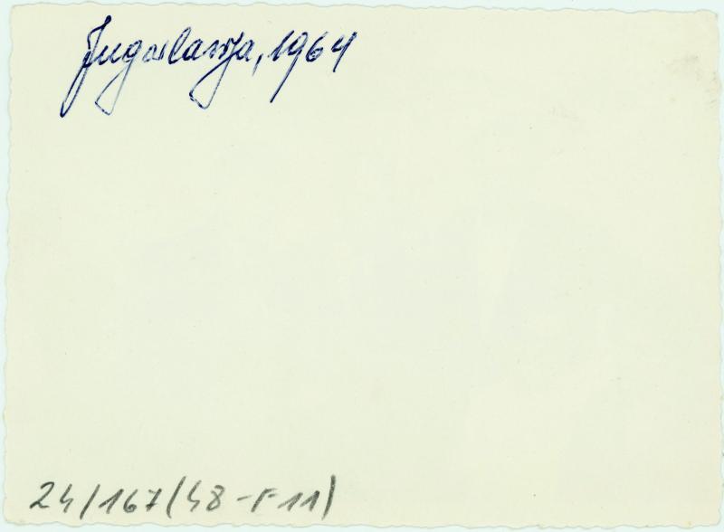 Paulė Mikelinskaitė (pirma iš kairės), Jonas Mikelinskas (stovi pirmas iš kairės) ir kiti asmenys. Jugoslavija, 1964 m.