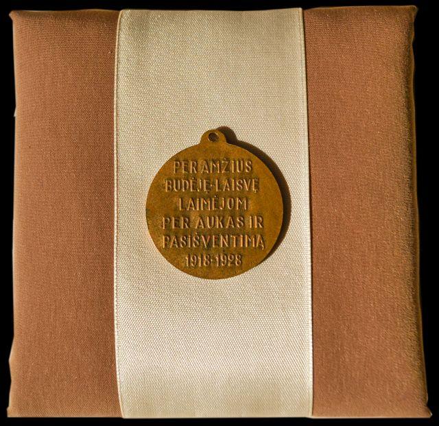 Lietuvos nepriklausomybės medalis „PER AMŽIUS BUDĖJĘ – LAISVĘ LAIMĖJOM, PER AUKAS IR PASIŠVENTIMĄ. 1918–1928“, skirtas eiguliui Jonui Šešeikai