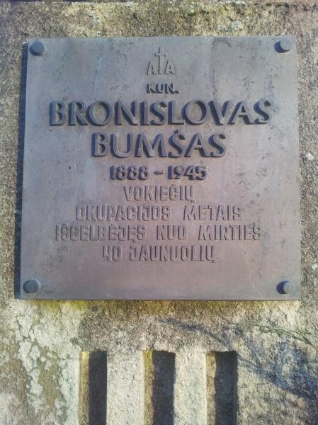Paminklas kunigui Bronislovui Bumšui Grūžių kapinėse