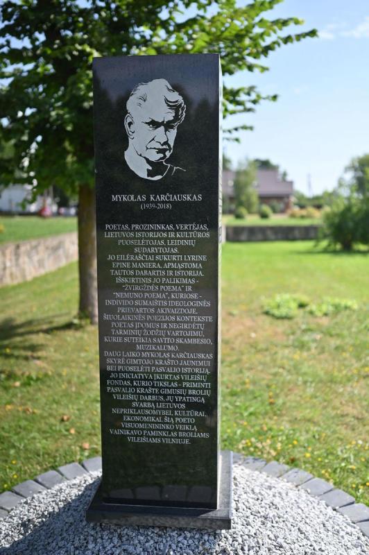 Paminklas rašytojui Mykolui Karčiauskui prie Krinčino Antano Vienažindžio mokyklos, Krinčino seniūnijoje