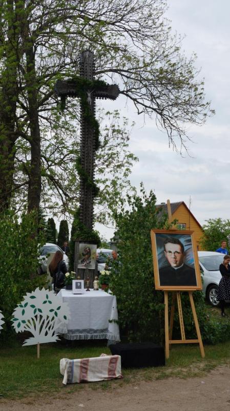 Kryžius kunigui Alfonsui Lipniūnui Talkoniuose