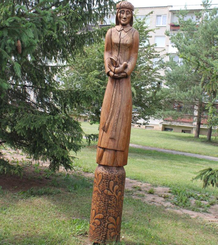 Skulptūra „Lietuvaitė“ Pasvalyje