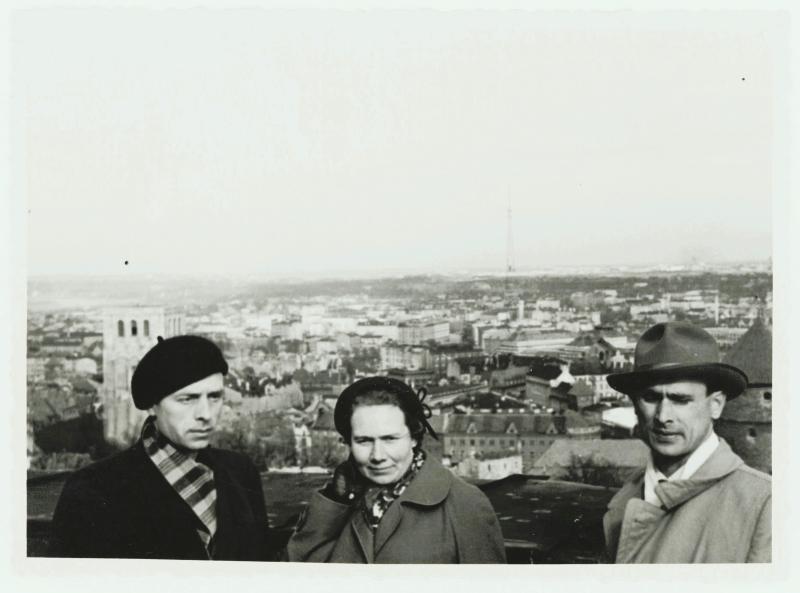 Jonas Mikelinskas (pirmas iš kairės) su kitais asmenimis. Talinas, 1956 m.