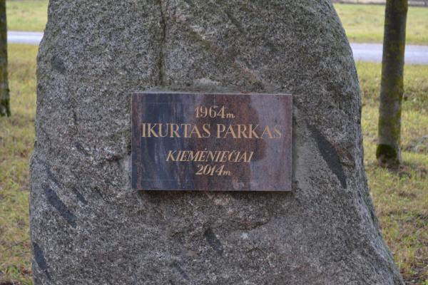 Paminklinis akmuo Kiemėnų parke