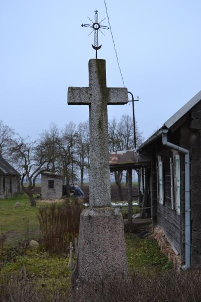 Kryžius K. Stapulionio sodyboje, Meškalaukio kaime