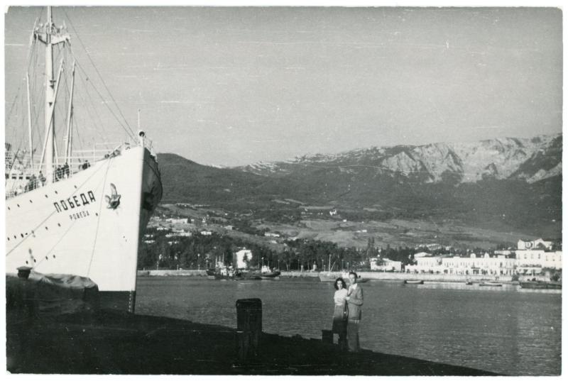 Jonas Mikelinskas su žmona Aldona. Jalta, 1954 m.