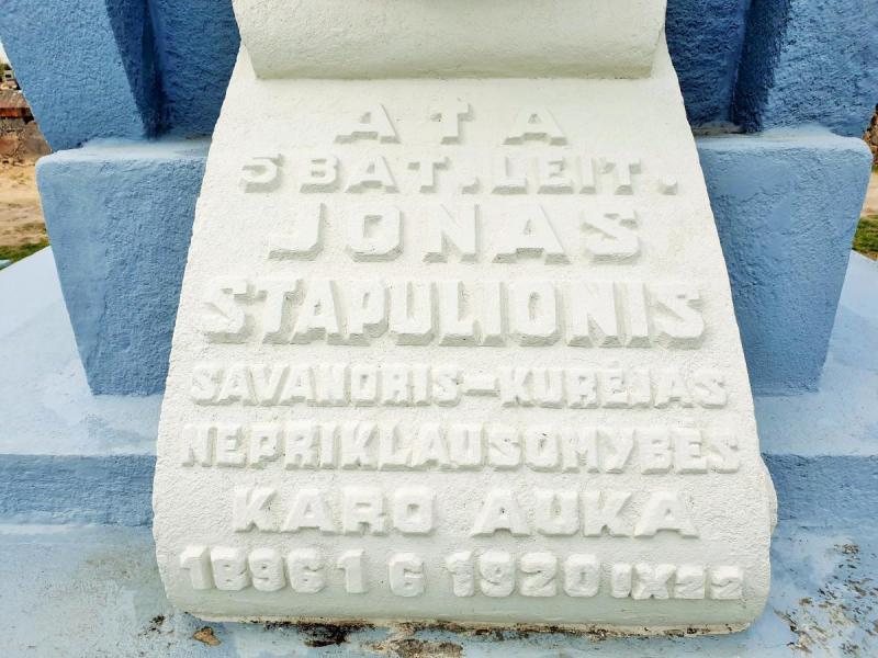 Antkapinis paminklas karininkui Jonui Stapulioniui Joniškėlyje