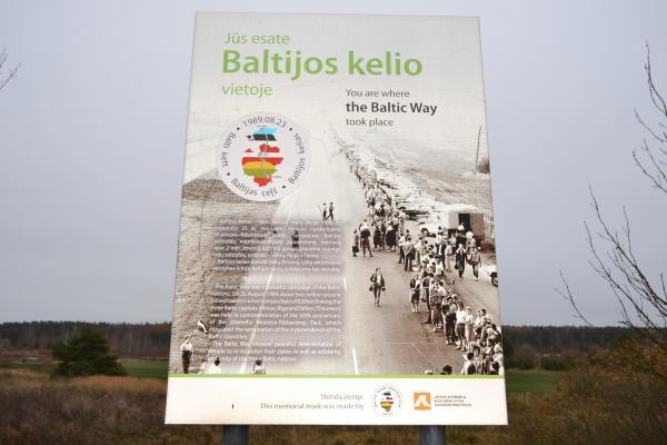 Atminimo stendas Baltijos kelio 25-mečiui ties Talkonių kaimu