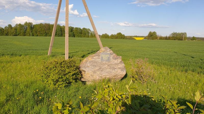 Paminklinis akmuo Vileišių kaimui ir jame 1926–1964 m. veikusiai mokyklai atminti