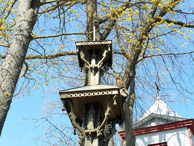 Stogastulpis Skrebotiškio Švč. Jėzaus Širdies bažnyčios šventoriuje
