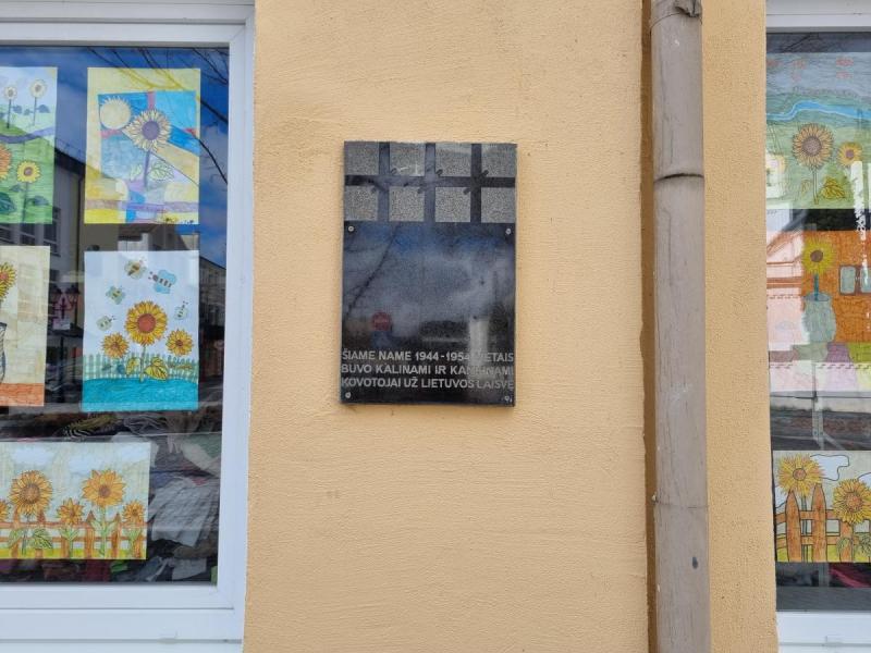 Atminimo lenta ant buvusio Pasvalio NKVD-MVD-MGB poskyrio ir stribų būstinės sienos