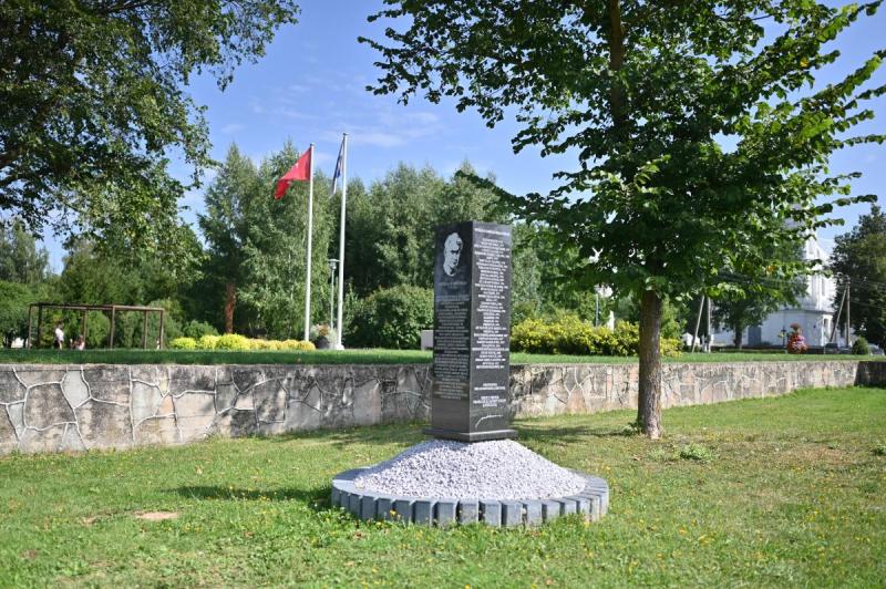 Paminklas rašytojui Mykolui Karčiauskui prie Krinčino Antano Vienažindžio mokyklos, Krinčino seniūnijoje