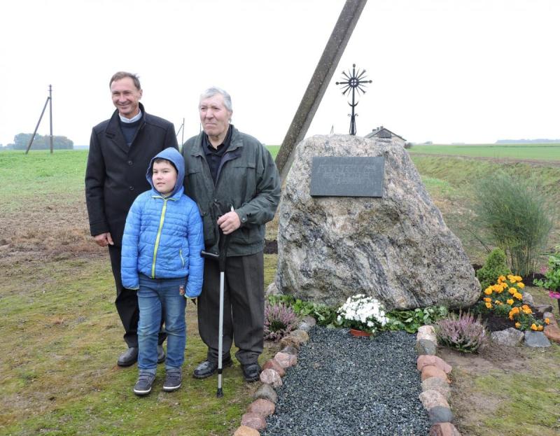 Paminklinis akmuo išnykusiam Kervesių kaimui Vaškų seniūnijoje, Pasvalio rajone