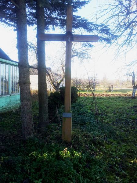 Kryžius Onos Laurišonienės sodyboje, Nairių kaime
