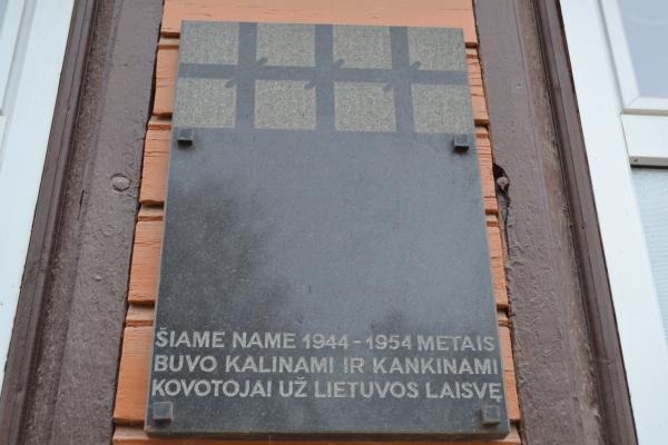 Atminimo lenta ant buvusio Pumpėnų NKVD-MVD-MGB poskyrio ir stribų būstinės sienos