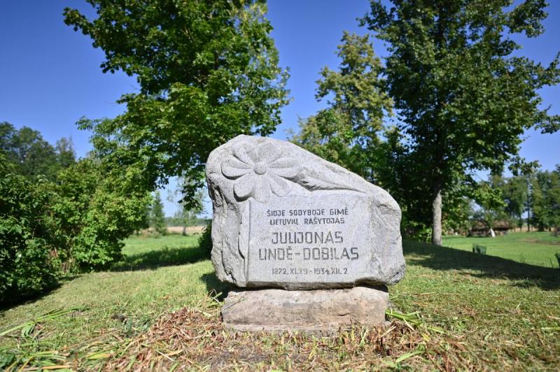 Paminklas rašytojui, kunigui Julijonui Lindei-Dobilui Dovydų kaime