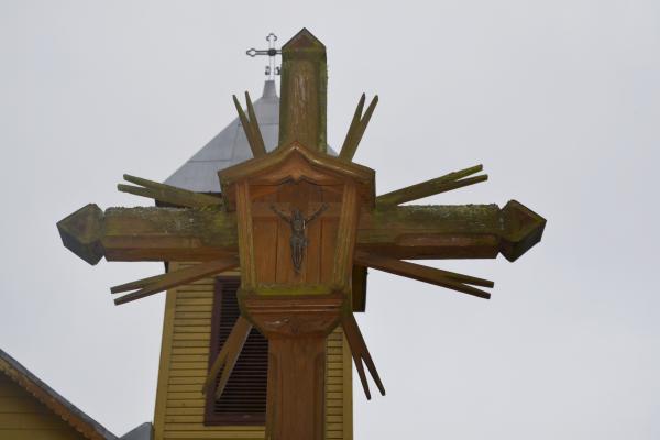 Kryžius Kriklinių Švč. Mergelės Marijos Apsilankymo bažnyčios šventoriuje